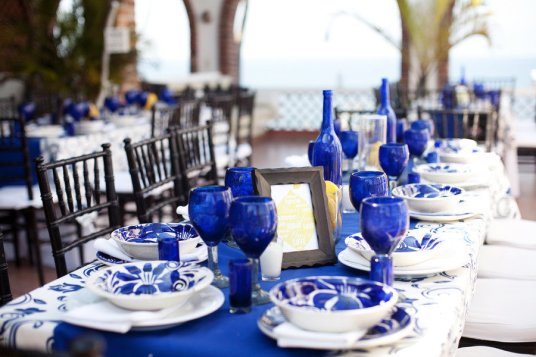 wedding-color-palettes-bridal-inspiration-from-real-weddings-cobalt-blue-lemon-yellow-tablescape-outdoor-reception.full